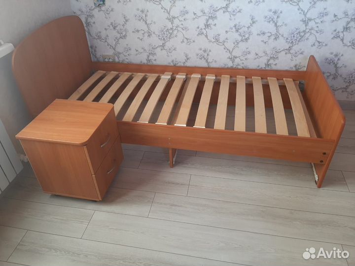 Кровать односпальная с матрасом и тумбочкой
