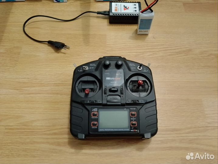 Самолет на пульте управления су 27