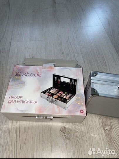 Набор декоративной косметики с кейсом, новый