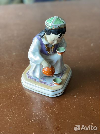 Фарфоровая статуэтка узбечка с чайником