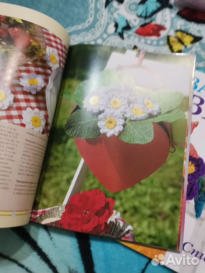 2 книжки по вязанию цветов
