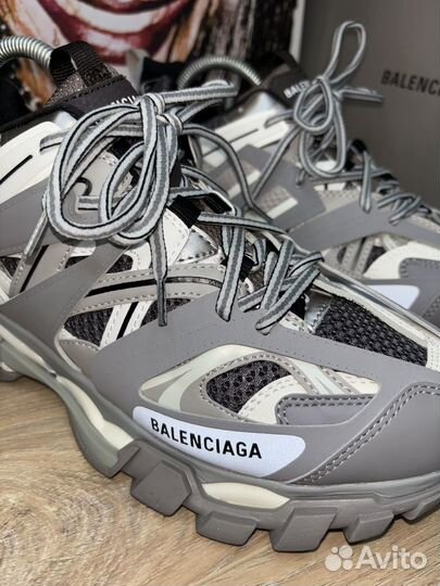 Кроссовки balenciaga track 1 grey на руках