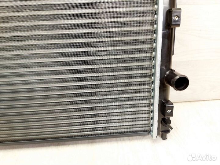 Радиатор охлаждения Chrysler Sebring 2,0-2,7