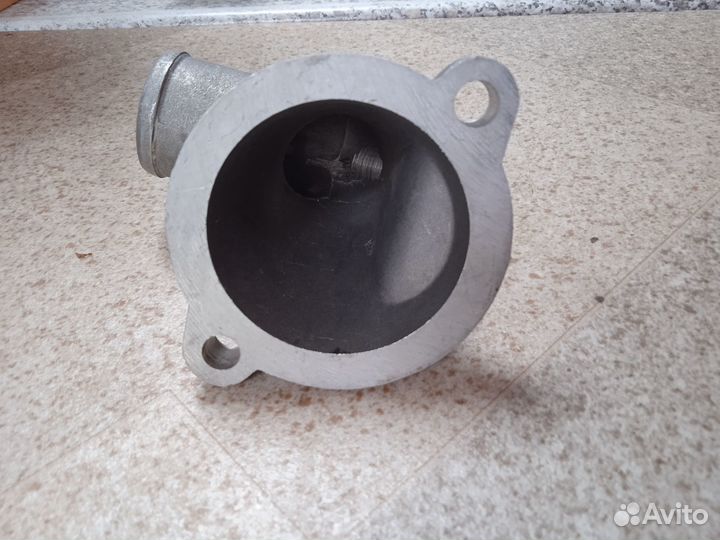 Крышка корпуса термостата змз-406 дв. Волга новая