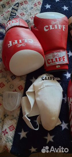 Боксерские перчатки, капа, бандаж, щитки и футы