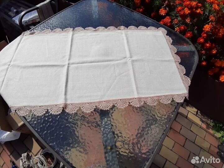 Салфетка на стол с вышивкой