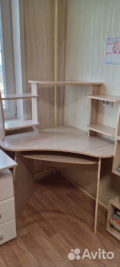 Компьютерный стол угловой с полками