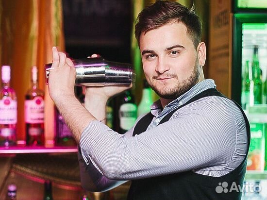 Бармен в ресторан IL Патио (рассмотрим студентов)