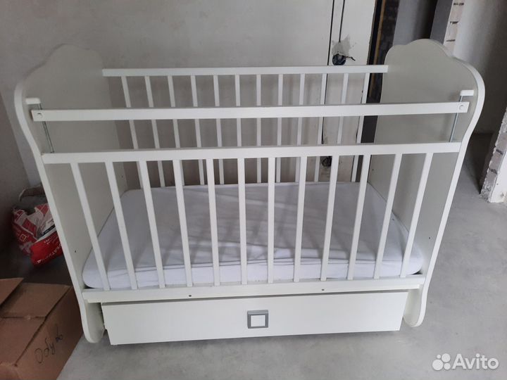 Детская кроватка с маятником