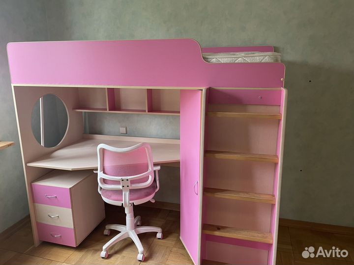 Двухяростная кровать с письменным столом и шкафом