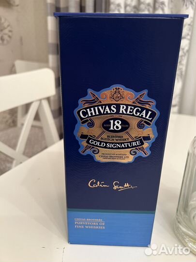 Коробка и пустая бутылка от виски Chivas Regal