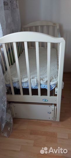 Детская кроватка с маятником и ящиком