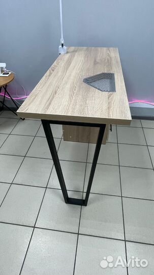 Маникюрный стол
