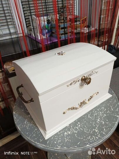 Хлебница в виде сундука