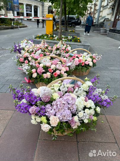 Огромные корзины из цветов на заказ