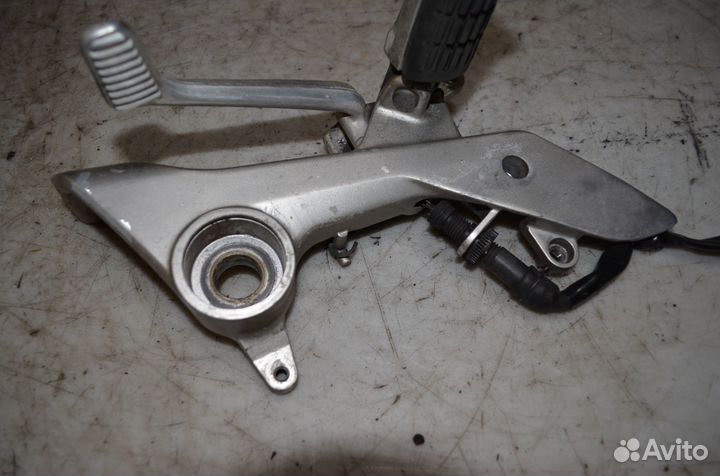 Кронштейн водительский правый VFR 800 F RC46 1998