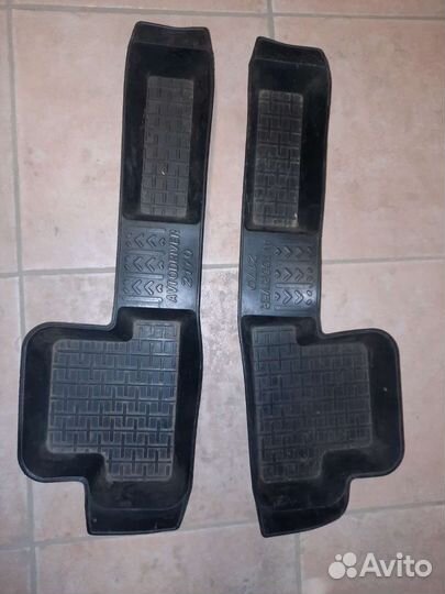 Резиновые коврики между порогом и сиденьем в авто