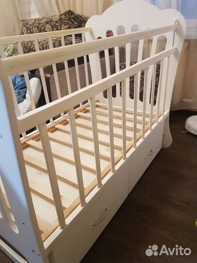 Детская кроватка с поперечным маятником, с ящиками