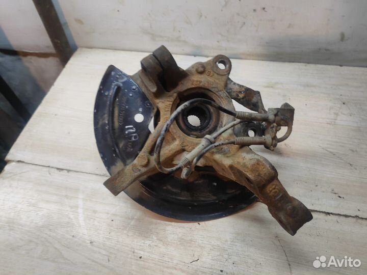 Кулак передний правый Renault Sandero 2