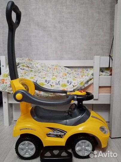 Машинка каталка толокар с ручкой