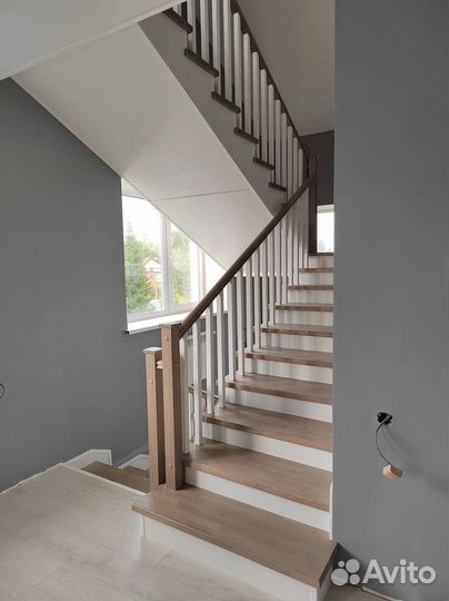 Лестница из ясеня на металлическом каркасе