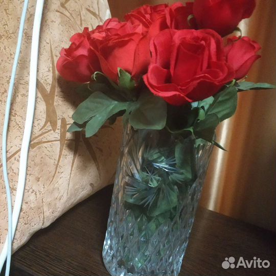 Хрустальная ваза с цветами