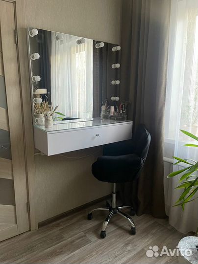 Гримерное зеркало с подвесной тумбой