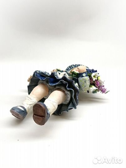 Ватная девочка с цветами