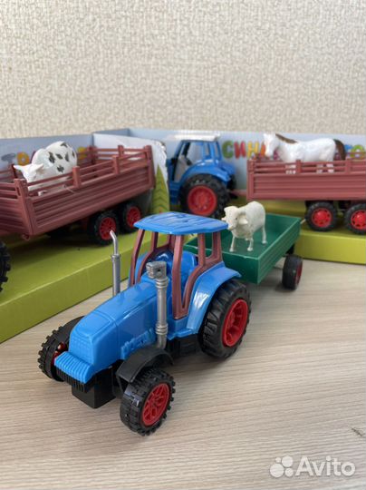 Игрушка синий трактор