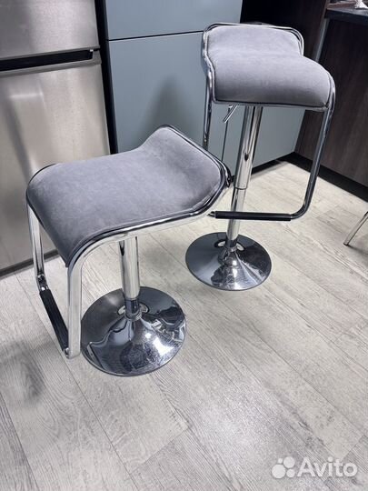 Стулья барные, визажиста