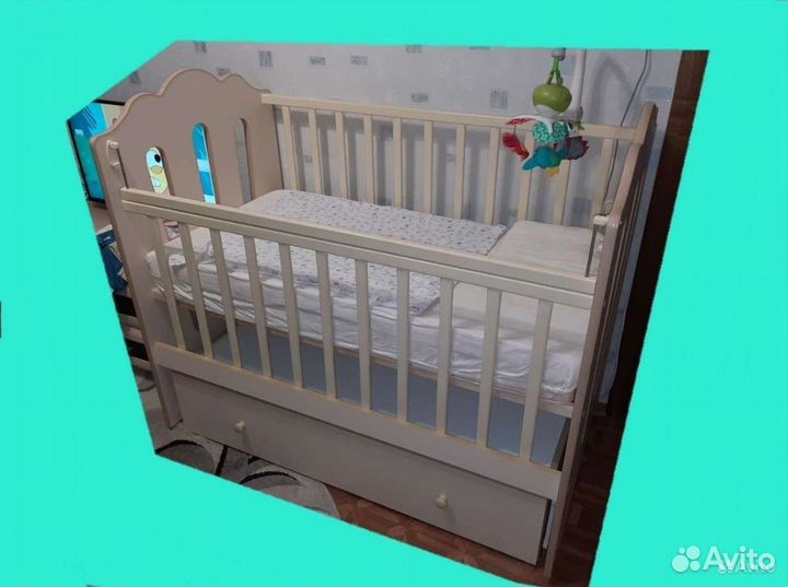 Детская кроватка с маятником