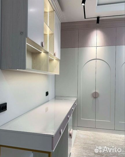 Рабочая зона у окна от производителя