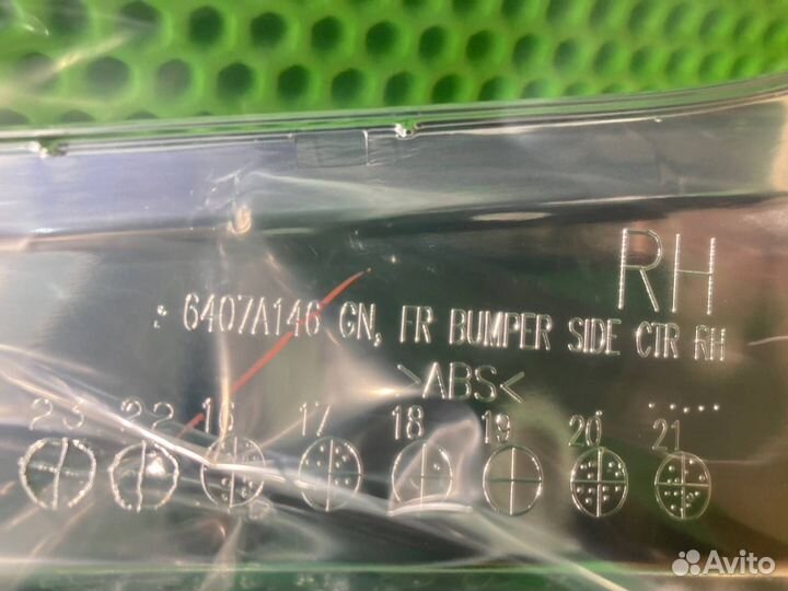 Накладка переднего бампера правая Mitsubishi