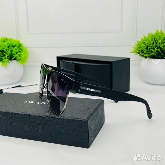 Солнцезащитные очки Prada