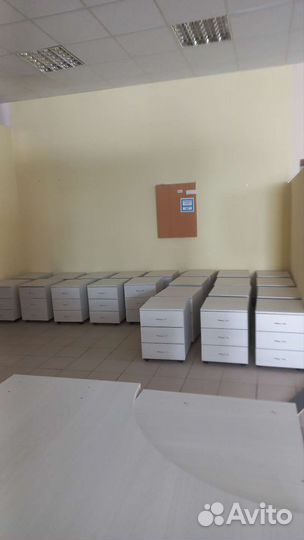 Тумбочка на колесах