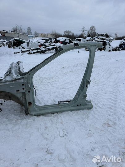 Передняя левая четверть Renault Logan 1