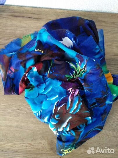 В добрые руки,за ваше вознаграждение.Палантин,шарф