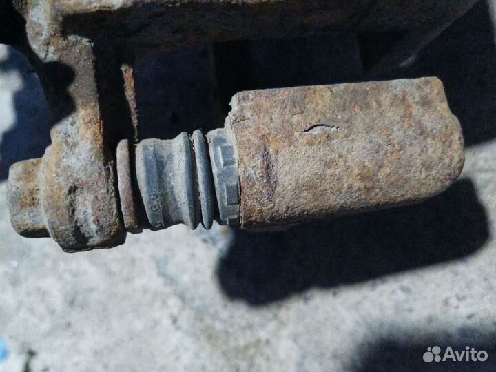 Суппорт задний правый Nissan Primera P11