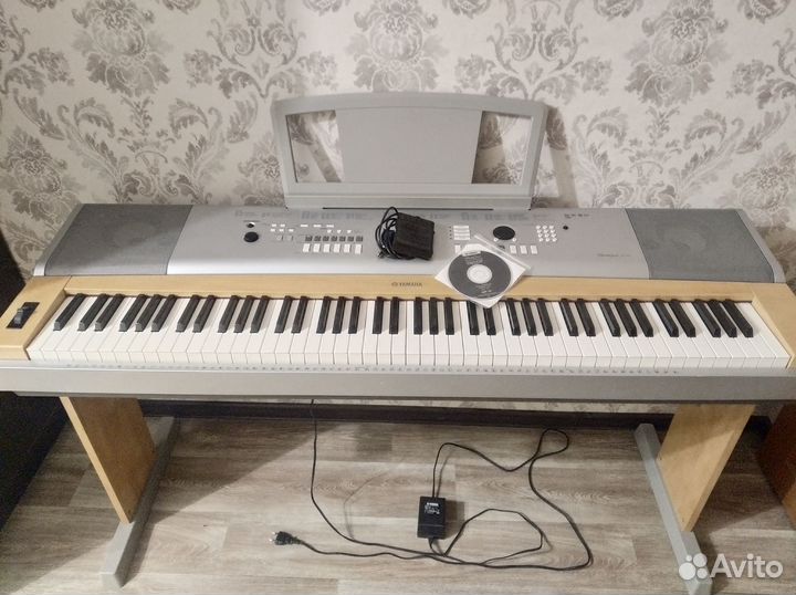 Цифровое пианино Синтезатор Yamaha DGX-620