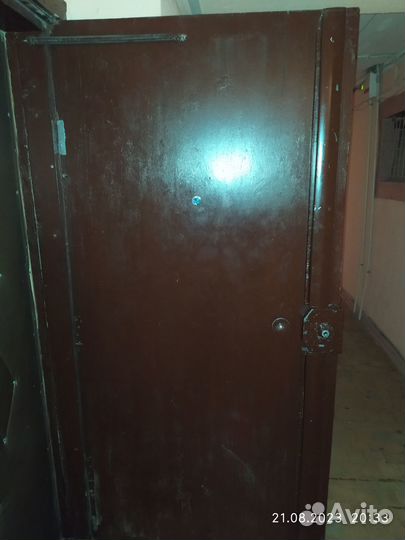 Замок накладной с вертикальными тягами и ригелями