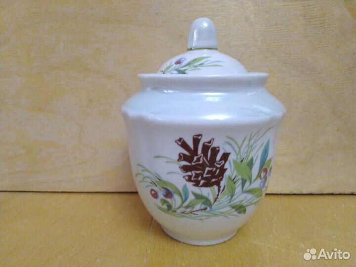 Заварочный чайник, и сахарница