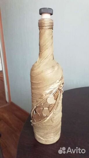 Бутылка декорированная монетами
