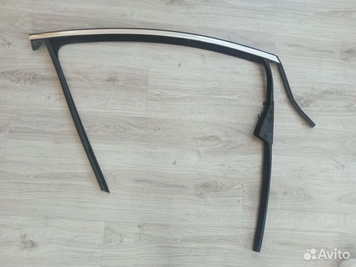 Уплотнитель стекла двери передней правой Opel Astr