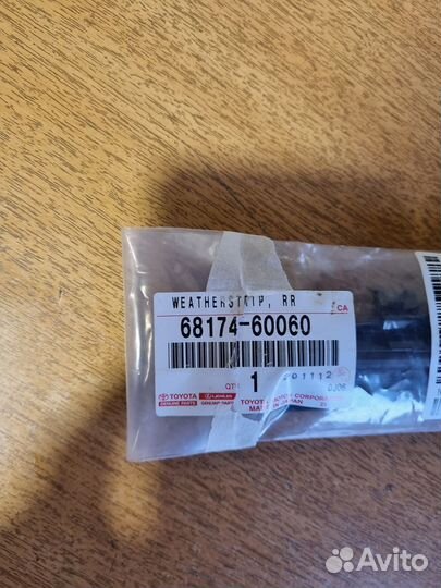 Молдинг стекла задний левый Toyota 68174-60060