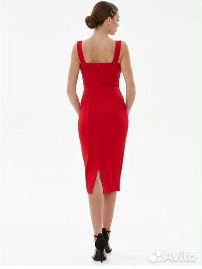 Платье-футляр миди без рукавов с вырезом