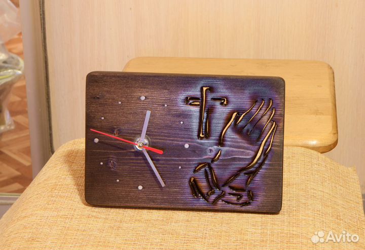 Настольные часы из дерева