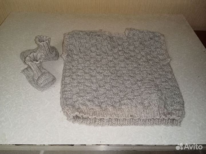 Вязаная жилетка и пинетки ручной работы