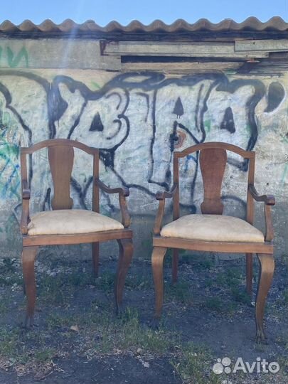 Два антикварных кресла