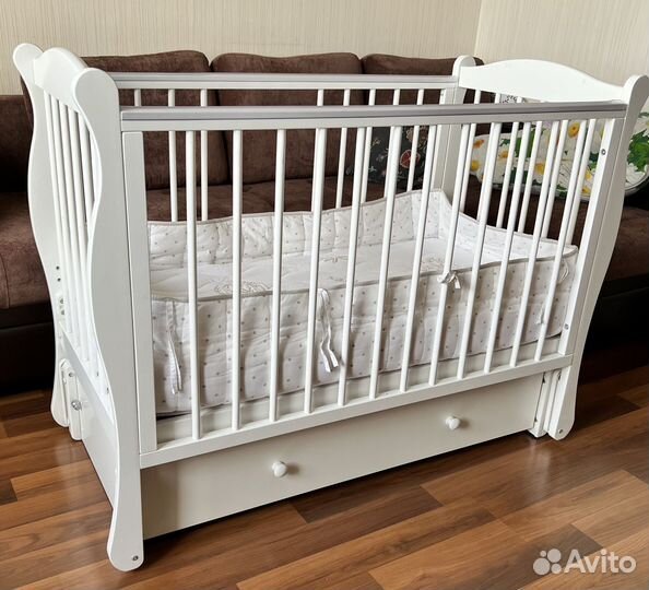 Детская кроватка с маятником и ящиком