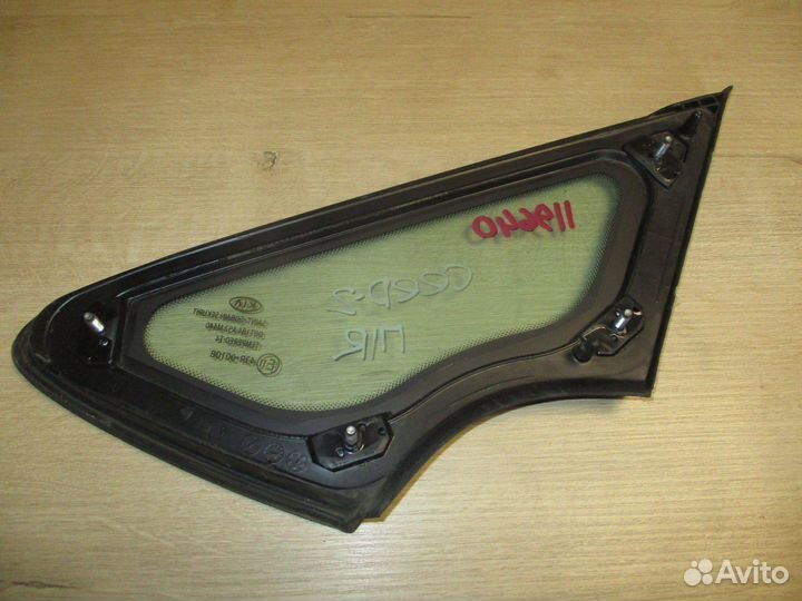 Стекло кузовное глухое правое Kia Ceed 2 (JD)